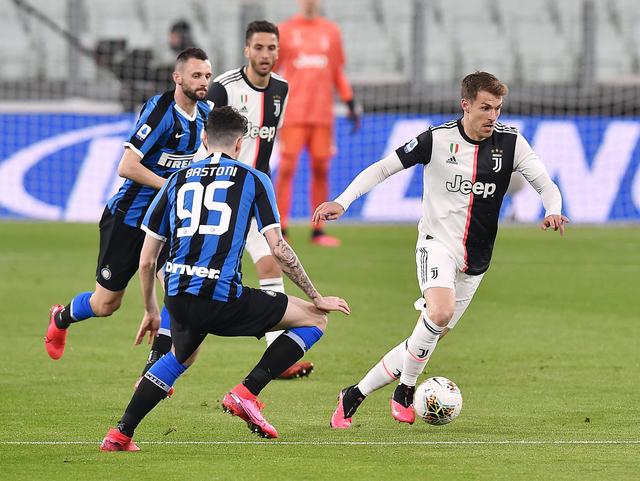 西甲半场：亚当斯闪击，索乌破门，塞维利亚2-0奥维耶多（西甲半场战报：亚当斯开场破门，索乌再下一城，塞维利亚2-0领先奥维耶多）